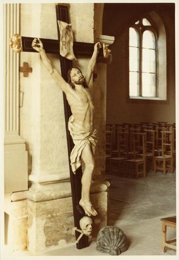 statue : Christ en croix, détail en cours de restauration