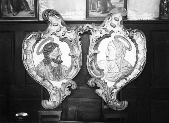 deux cartouches en bas-relief : Vierge et saint Joseph
