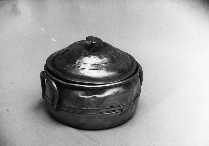 pot à anses et couvercle, étain, 18e siècle - © Ministère de la Culture (France), Médiathèque du patrimoine et de la photographie (objets mobiliers), tous droits réservés