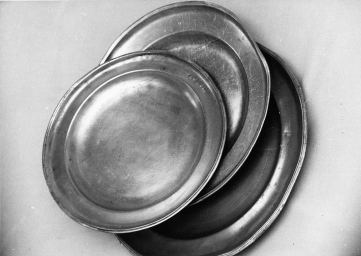 trois grands plats creux en étain, 18e siècle - © Ministère de la Culture (France), Médiathèque du patrimoine et de la photographie (objets mobiliers), tous droits réservés