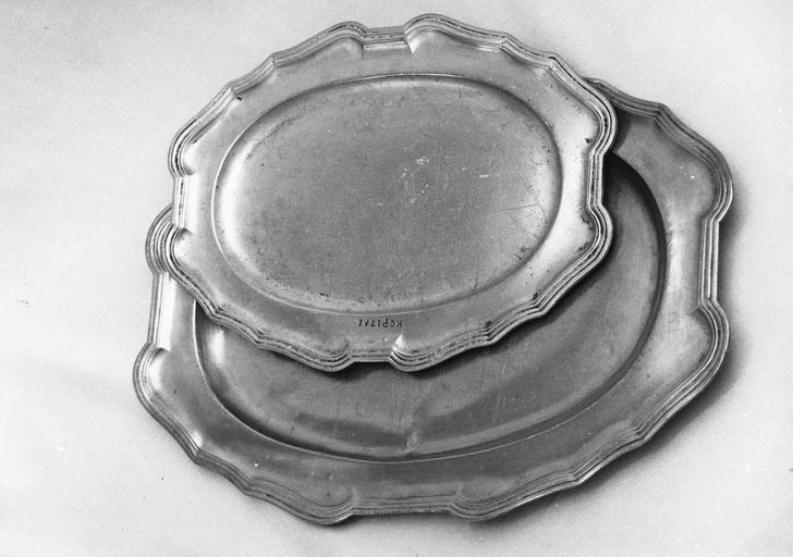 deux plats longs, en étain, 18e siècle - © Ministère de la Culture (France), Médiathèque du patrimoine et de la photographie (objets mobiliers), tous droits réservés