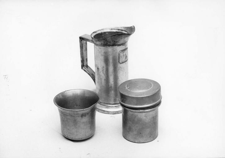 1 mesure avec verseur et deux pots à onguent dont un avec couvercle - © Ministère de la Culture (France), Médiathèque du patrimoine et de la photographie (objets mobiliers), tous droits réservés