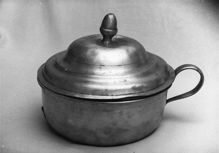 casserole à anse et couvercle, 18e siècle, étain - © Ministère de la Culture (France), Médiathèque du patrimoine et de la photographie (objets mobiliers), tous droits réservés