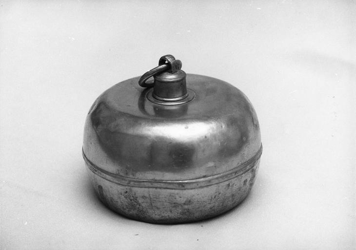 bouillotte, étain, 18e siècle - © Ministère de la Culture (France), Médiathèque du patrimoine et de la photographie (objets mobiliers), tous droits réservés