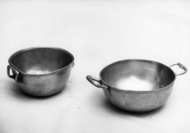 deux bols à anses, étain, 18e siècle - © Ministère de la Culture (France), Médiathèque du patrimoine et de la photographie (objets mobiliers), tous droits réservés