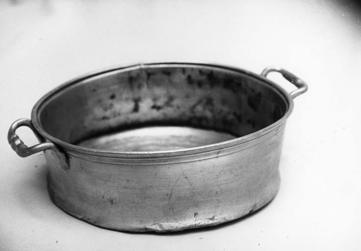 bassine en étain, 18e siècle - © Ministère de la Culture (France), Médiathèque du patrimoine et de la photographie (objets mobiliers), tous droits réservés