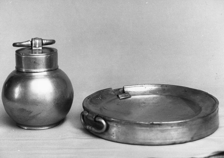 assiette chauffante, pot à pharmacie, étain, 18e siècle - © Ministère de la Culture (France), Médiathèque du patrimoine et de la photographie (objets mobiliers), tous droits réservés