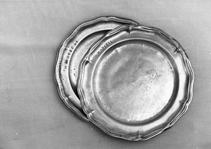deux assiettes plates, inscription Hopital, 18e siècle - © Ministère de la Culture (France), Médiathèque du patrimoine et de la photographie (objets mobiliers), tous droits réservés