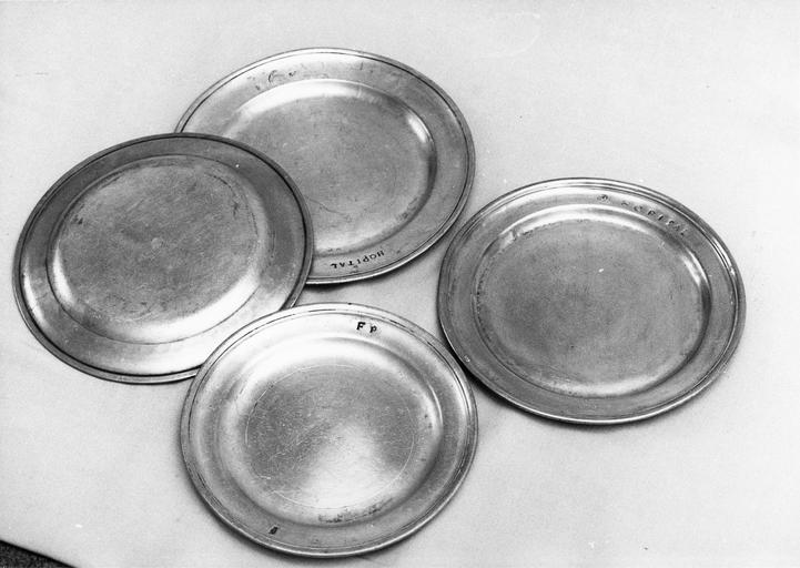 4 assiettes, étain, 18e siècle - © Ministère de la Culture (France), Médiathèque du patrimoine et de la photographie (objets mobiliers), tous droits réservés