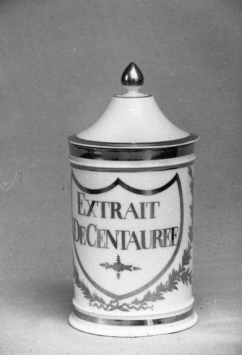 pot à pharmacie : Extrait de centauree - © Ministère de la Culture (France), Médiathèque du patrimoine et de la photographie (objets mobiliers), tous droits réservés
