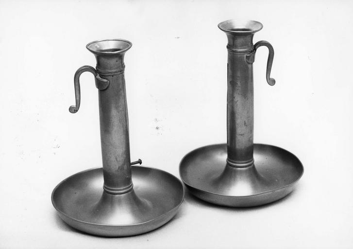 paire de bougeoirs, étain - © Ministère de la Culture (France), Médiathèque du patrimoine et de la photographie (objets mobiliers), tous droits réservés