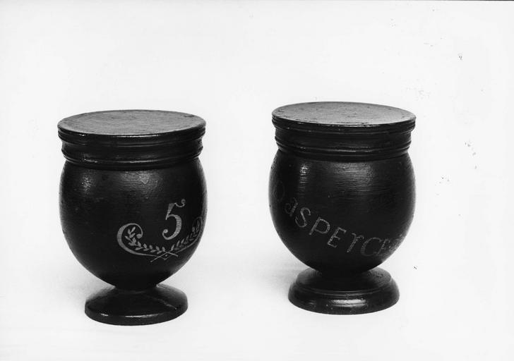 deux pots à pharmacie à couvercle plat - © Ministère de la Culture (France), Médiathèque du patrimoine et de la photographie (objets mobiliers), tous droits réservés