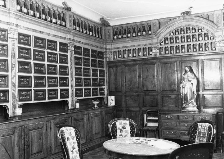ensemble des boiseries de la pharmacie - © Ministère de la Culture (France), Médiathèque du patrimoine et de la photographie (objets mobiliers), tous droits réservés