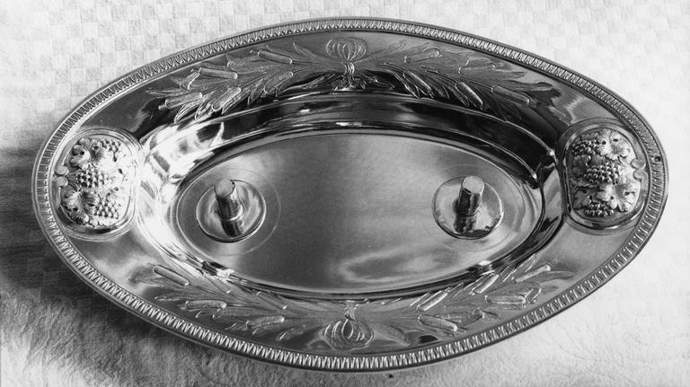 plateau à burettes, argent doré, 19e siècle - © Ministère de la Culture (France), Médiathèque du patrimoine et de la photographie (objets mobiliers), tous droits réservés