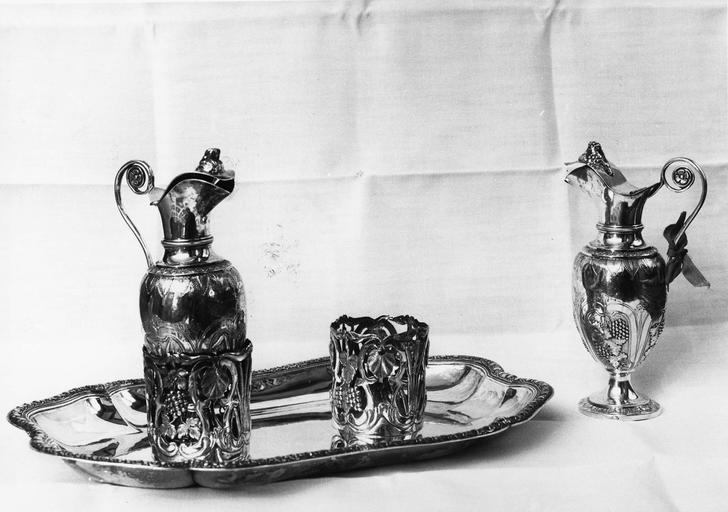 paire de burettes et plateau en argent, 18e siècle - © Ministère de la Culture (France), Médiathèque du patrimoine et de la photographie (objets mobiliers), tous droits réservés