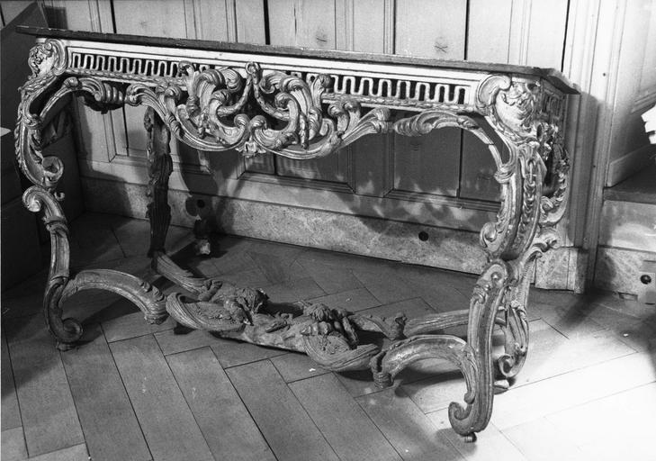 table-crédence, bois sculpté et doré, 18e siècle - © Ministère de la Culture (France), Médiathèque du patrimoine et de la photographie (objets mobiliers), tous droits réservés