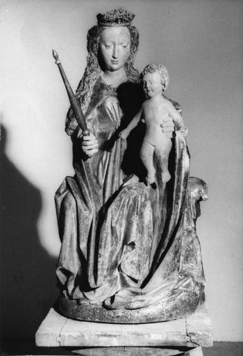 statue : La Vierge à l'Enfant, bois polychromé et doré, 15e siècle, après restauration, volée le 13 octobre 1989