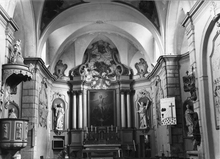 Maître-autel, gradins, tabernacle, retable, tableau : La Résurrection, 2 statues : Saint Paul, Saint André