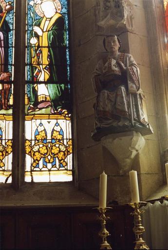 statue : évêque assis, dans l'église