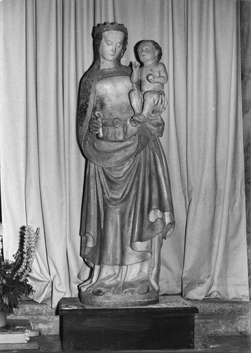 statue : Vierge à l'Enfant, bois polychrome et doré, 16e siècle, après restauration (1978)