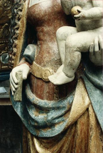 statue : Vierge à l'Enfant, manteau et pieds de l'enfant après restauration