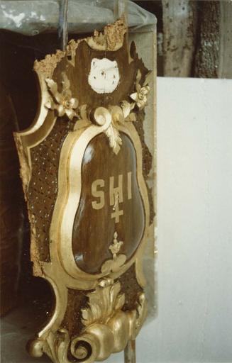 cartouche décoratif du retable du maître-autel, déposé, en cours de restauration