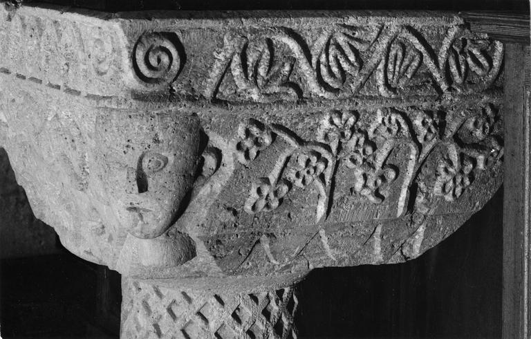 fonts baptismaux, pierre sculptée, détail de la cuve