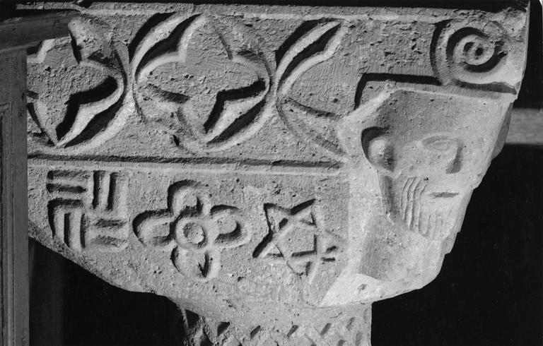 fonts baptismaux, pierre sculptée, époque gothique