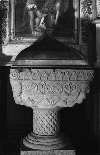 fonts baptismaux, pierre sculptée, détail de la cuve