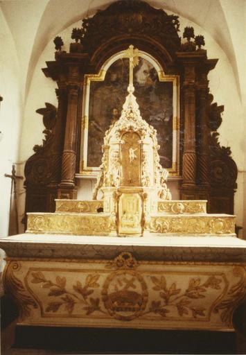 maître-autel, retable, tabernacle et gradin, bois sculpté en partie peint et doré, 18e siècle