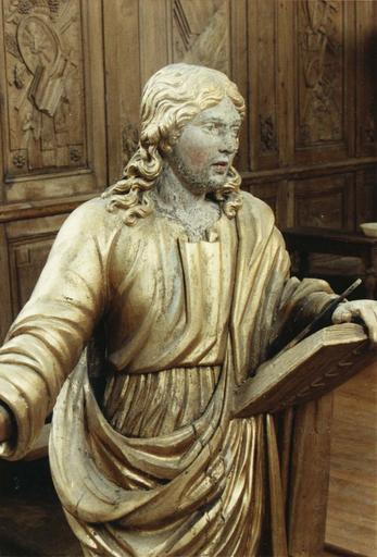 statue du retable, saint avec un livre