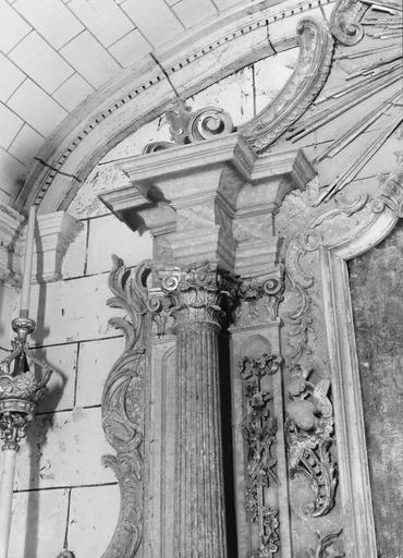 partie gauche du retable, détail d'une colonne avec son chapiteau