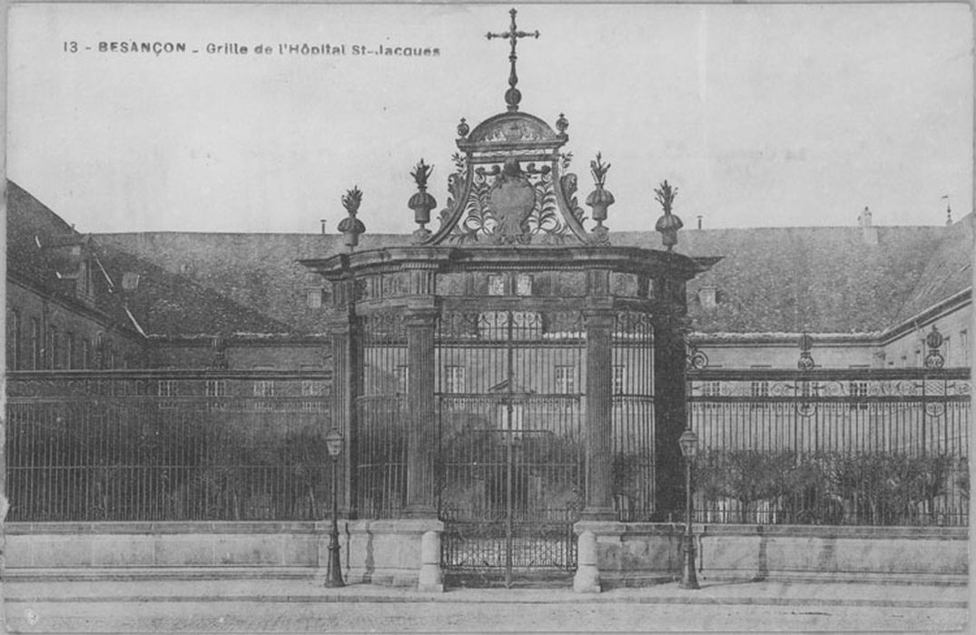 grille d’enceinte de la cour d’honneur, vue générale