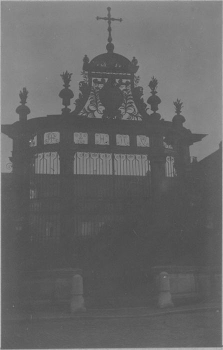 grille d’enceinte de la cour d’honneur, vue générale