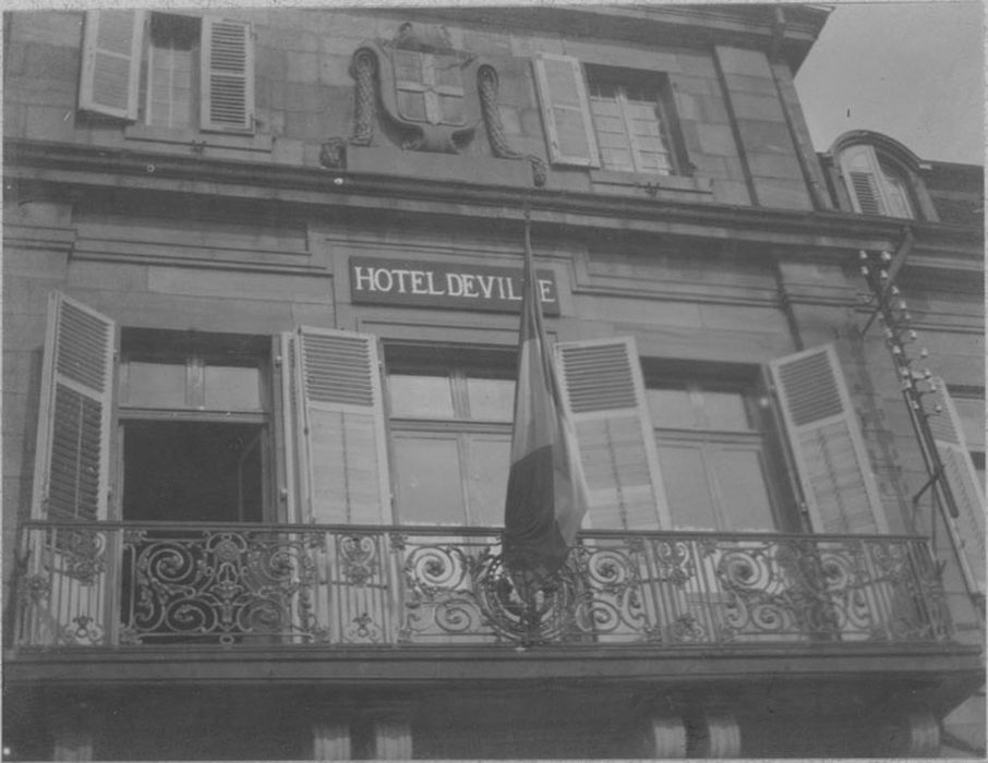 garde-corps du balcon de la façade, vue générale