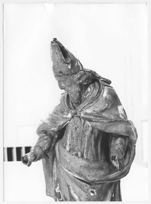 statue (statuette) : saint Nicolas, vue partielle