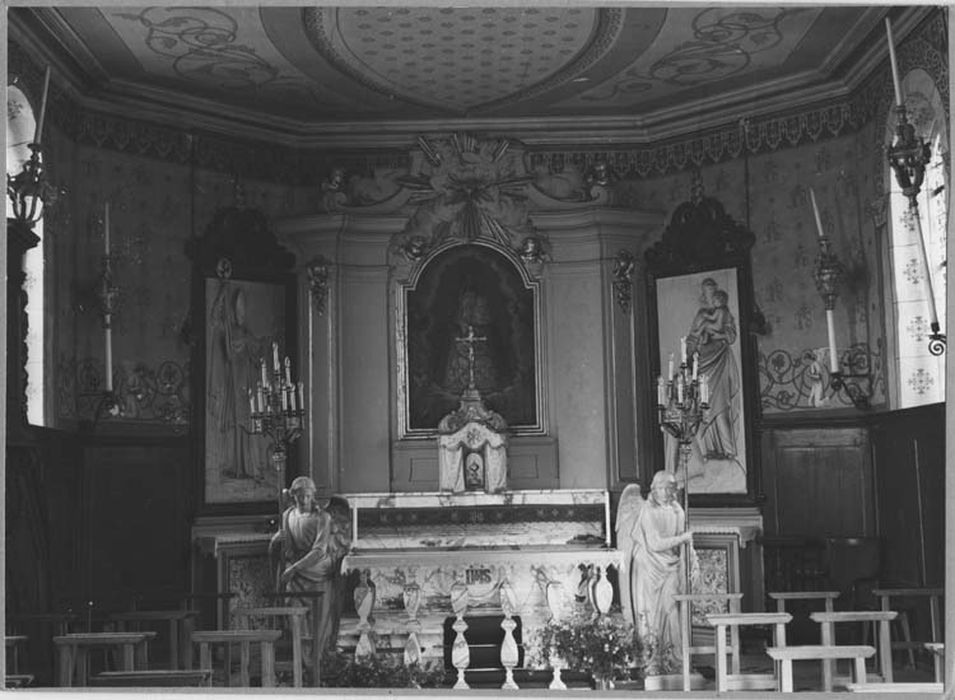 Maître-autel, tabernacle, retable, 2 crédences, 2 bas-reliefs