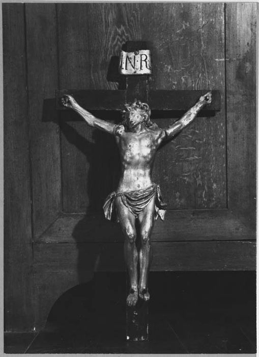 statue : Christ en croix
