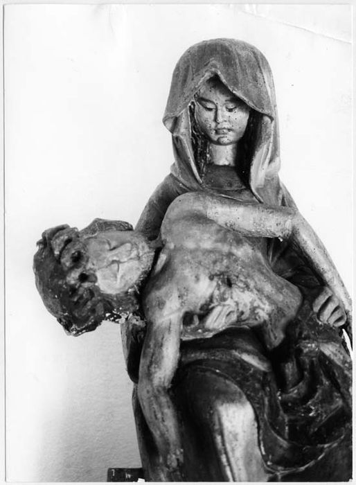 groupe sculpté : Vierge de Pitié, vue partielle