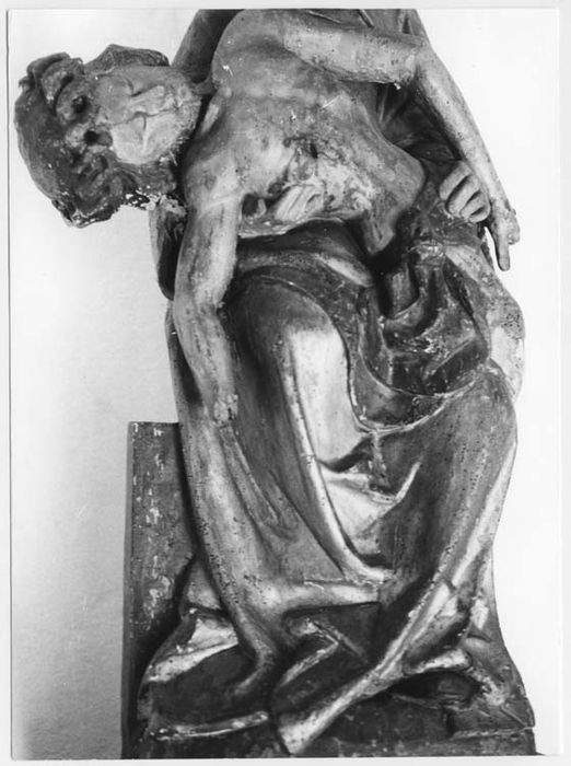 groupe sculpté : Vierge de Pitié, vue partielle