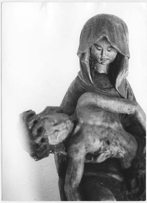groupe sculpté : Vierge de Pitié, vue partielle