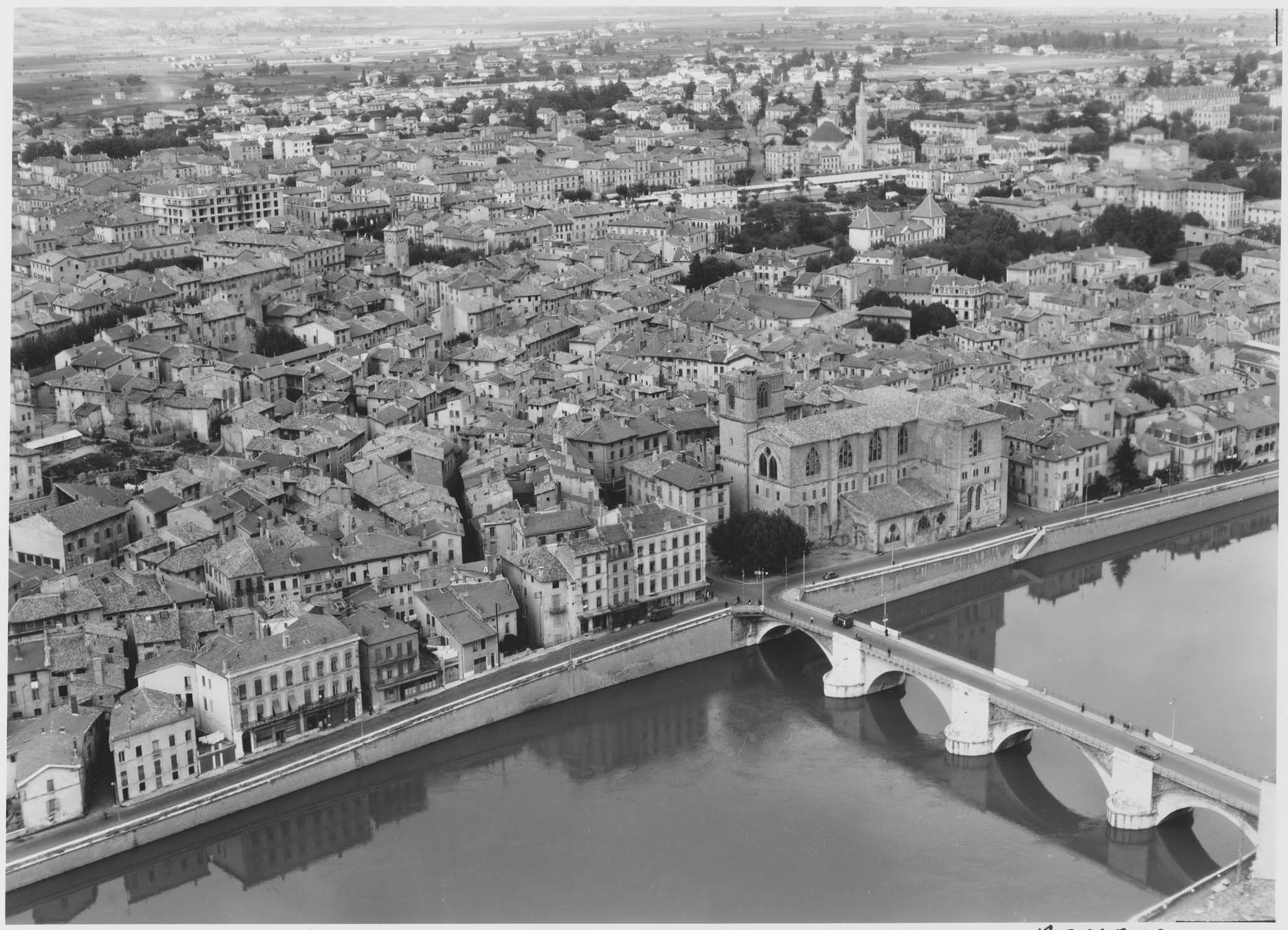 Pont sur l’Isère et quartier de l’ancienne collégiale Saint-Barnard