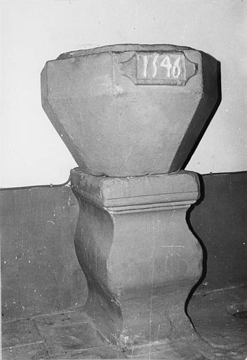 Fonts baptismaux à cuve polygonale posée sur un pied de forme balustre, pierre sculptée - © Ministère de la Culture (France), Médiathèque du patrimoine et de la photographie (objets mobiliers), tous droits réservés