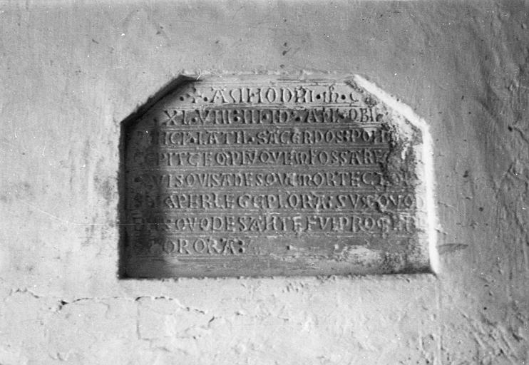 Plaque funéraire du prêtre Ponce Latil, pierre gravée d'une inscription