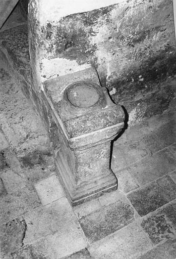 Dalle funéraire : cippe en pierre utilisé comme bénitier, pierre sculptée (vue du dessus)