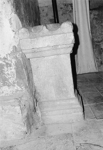 Dalle funéraire : cippe en pierre utilisé comme bénitier, pierre sculptée (vue côté droit)