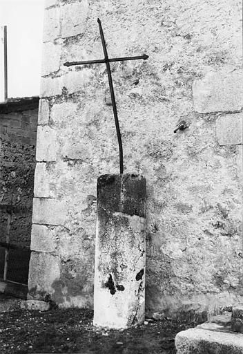 Borne routière (borne milliaire) servant de socle à une croix de fer, pierre taillée