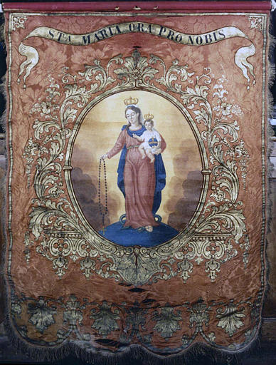 Bannière de procession : 'Vierge du Rosaire', soie à motifs de fleurs, peinte et dorée - © Ministère de la Culture (France), Médiathèque du patrimoine et de la photographie (objets mobiliers), tous droits réservés