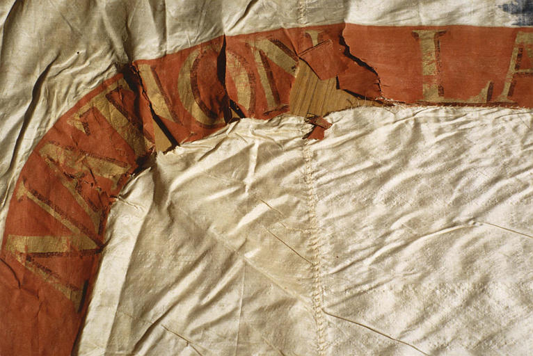 Drapeau révolutionnaire en soie peinte, détail de l'inscription - © Ministère de la Culture (France), Médiathèque du patrimoine et de la photographie (objets mobiliers), tous droits réservés