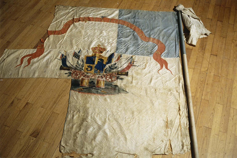 Drapeau révolutionnaire en soie peinte à décor d'armoiries, canons, tambours et épées
